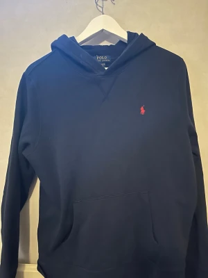 Ralph Lauren Hoodie  - Snygg mörkblå Ralph lauren hoodie med luva, storlek ( XL i barnstorlekar, vanlig storlek S)  pris kan diskuteras