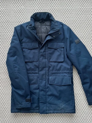 J.Lindeberg Jacka | S - Stilren jacka från J.Lindeberg i grymt skick! Storlek S. Nypris: 3000kr. Hör av er vid funderingar 🙌