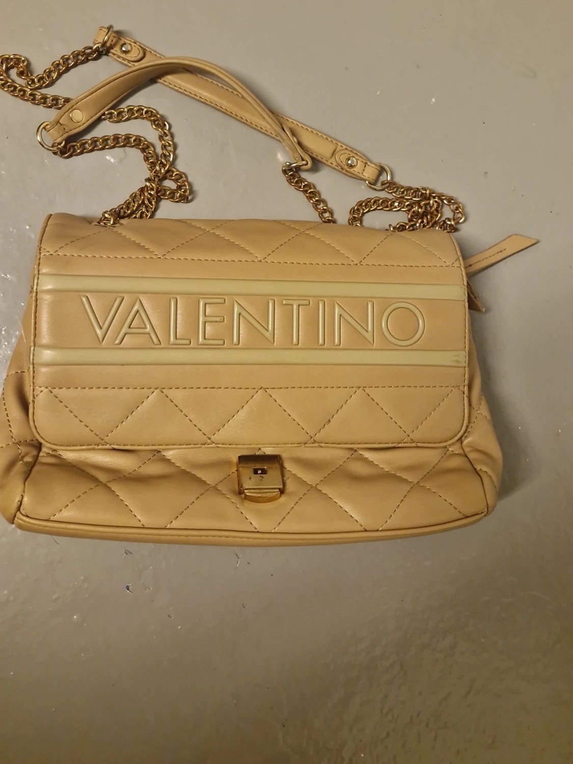 Beige quiltad axelväska från Valentino