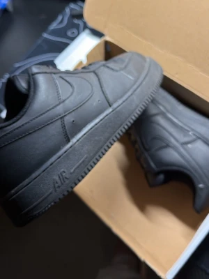 Svarta Af1  - Säljer AF1 använda par gånger men dem är fortfarande ganska nya dem är äkta köptes för 1300 säljer dem pga att jag fick nya par,skriv om ni är intresserade priset kan diskuteras❤️❤️