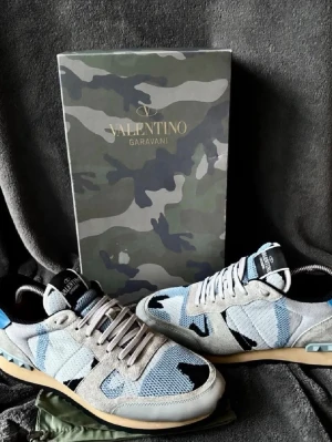 Valentino Rockrunner  - Valentino rockrunners | originalstorlek: 45, fråga om innermått vid osäkerhet | ingår: först till kvarn när det kommer till tillbehör. Box, dustbag och äkthetskort kommer med på beställningen