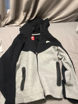 Nike tech fleece - Svart och grå drag kjedatröja från Nike.