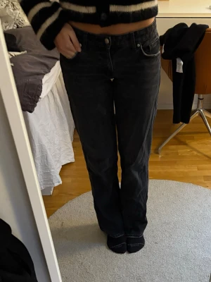 Svarta jeans - Mid rise jeans från Zara .