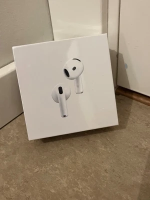 AirPods 4 (ANC) - Nya Apple AirPods 4 med aktiv brusreducering (ANC) och laddningsetui. Kompatibla med USB-C och Qi-certifierade laddare. Snygg och modern design, perfekt för trådlös musik och samtal. Förseglad förpackning, inga synliga skador eller slitage.