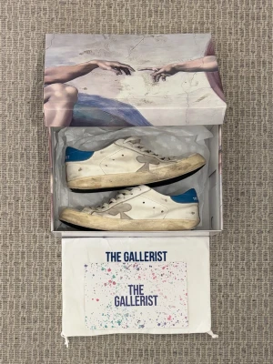 Vita skor från The Gallerist - Tja! Säljer dessa riktigt snygga skor ifrån The gallerist | Storlek~43 | Färg~Vit/blå | Dom tillverkas inte längre så sjukt limiterade! Tvättas självklart innan köp | Endast skor ingår! Hör av er vid minsta fundering🙌