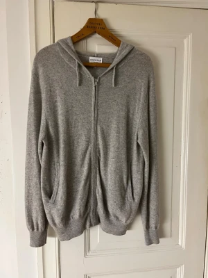 100% Kashmir zip hoodie från Onewear - 100% Kashmir zip hoodie. Bra skick!