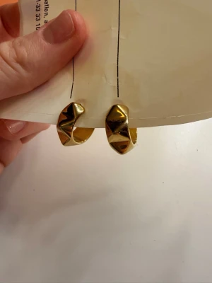 Edblad guld örhängen  - Säljer min PEAK RIVET CREOLES G örhängen från Edblad. Använda många gånger men är i väldigt fint skick inga defekter. Nypris var 400kr så jag säljer dom för 250kr. 