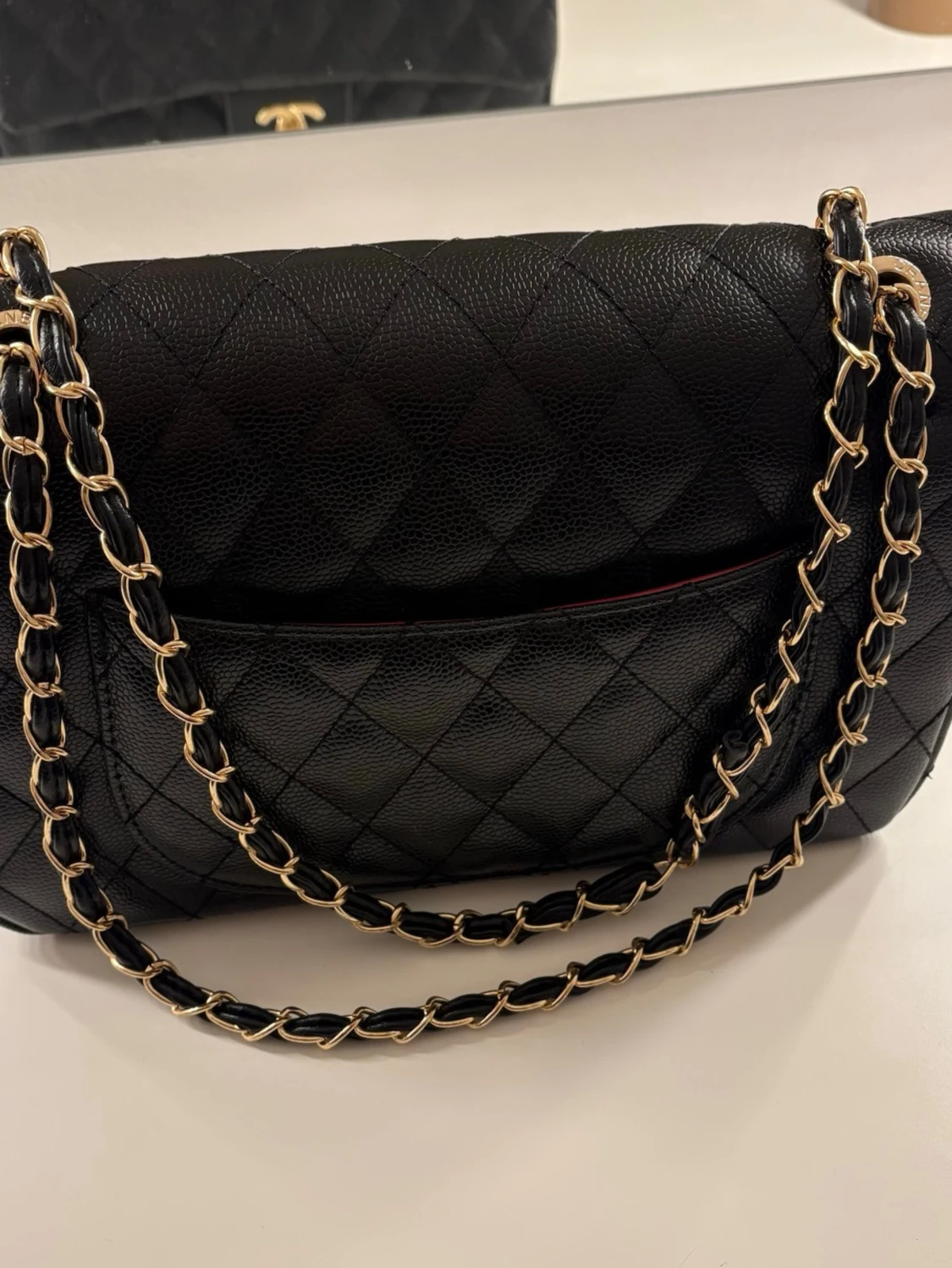 Svart väska med gulddeteljer  - 6