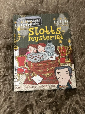 Slottsmysteriet - Följ med Lasse och Maja på ett spännande äventyr i ett lyxigt slott där chokladprovning och mystiska händelser väntar. Perfekt för dig som gillar mysterier, kluriga gåtor och vänskap! En del av den populära serien LasseMajas Detektivbyrå.