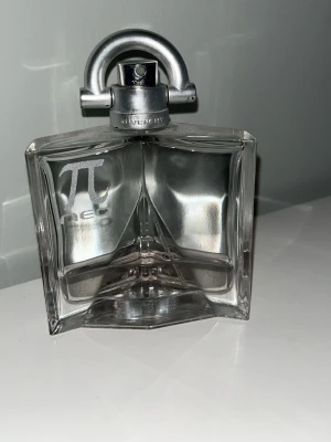 Givenchy Pi Neo herrparfym - Stilren herrparfym från Givenchy med modern design. Perfekt för dig som vill sticka ut med en unik flaska. Volym och ingredienser framgår ej på bilden. Denna säljs inte mer väldigt sällsynt och har en bra doft till sommaren ☀️ 20 ml kvar skulle jag säga. Annars så innehåller flaskan 50 ml!