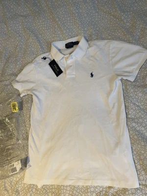 Ralph Lauren Pike - En stilren vit Ralph Lauren pike (Slim Fit) Allt org medföljer. Kom privat vid funderingar och frågor! Använd 1-2 gånger