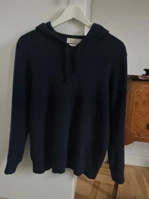 Kashmir hoodie  - En snygg kashmir hoodie i färg marinblå den är i storlek S-SX används ett fåtal gånger bara perfekt för dig som gillar still rena kläder pris är ej huggen i sten 🪨🗡️