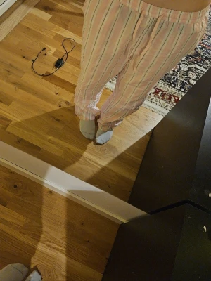 Rosa mjukisbyxor  - Säljer ett par rosa mjukisbyxor, jättefina!! Kan vara lite genomskinligta