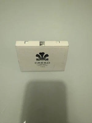 Creed parfymprov 1ml  - Lyxig parfymprov från Creed, ett ikoniskt parfymhus grundat 1760. Perfekt för dig som vill testa exklusiv doft i smidig miniflaska. Handgjord med noggrant utvalda ingredienser och stilren design som sticker ut.