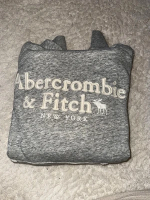 Hoodie från Abercrombie and fitch - Hoodie från Abercrombie and fitch fint skick väldigt mjuk 