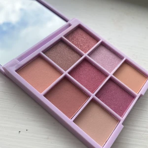 Ögonskuggspalett - En helt oanvänd ögonskuggspalett från Steve Laurant. Paletten innehåller 9 olika färger och varav 5 av dom är åt det glittriga/skimmriga hållet. Säljer då den inte kommit till användning🌸