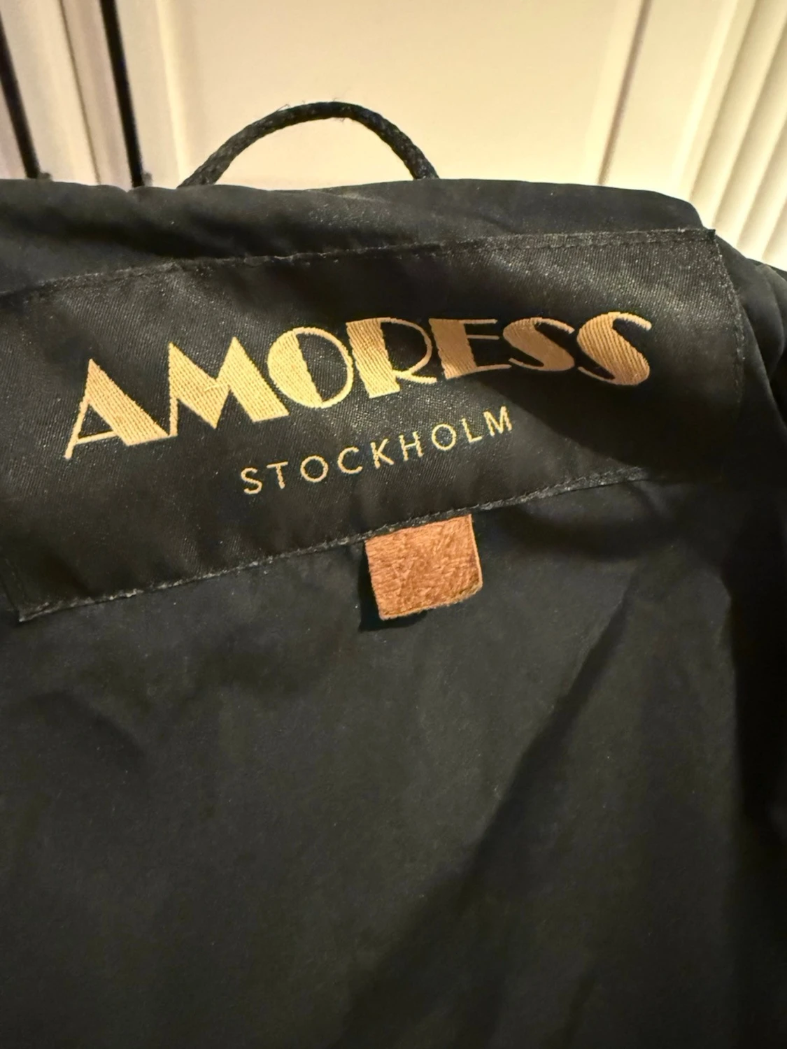 Svart pufferjacka med päls från AmoreSS - 1