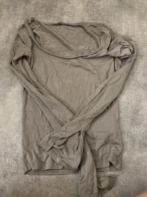 Beige topp från Gina Tricot - Topp ifrån Gina andvänds inte löngre