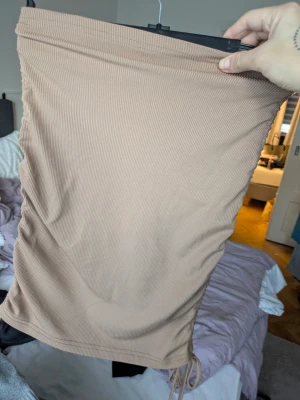 Beige ribbad kjol med snörning - Nyskick