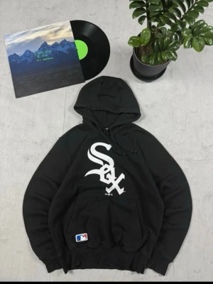 Nike hoodie - Snygg svart hoodie ifrån Nike bra passform storlek xs skick 10/10 hör av dig vid intresse eller frågor.