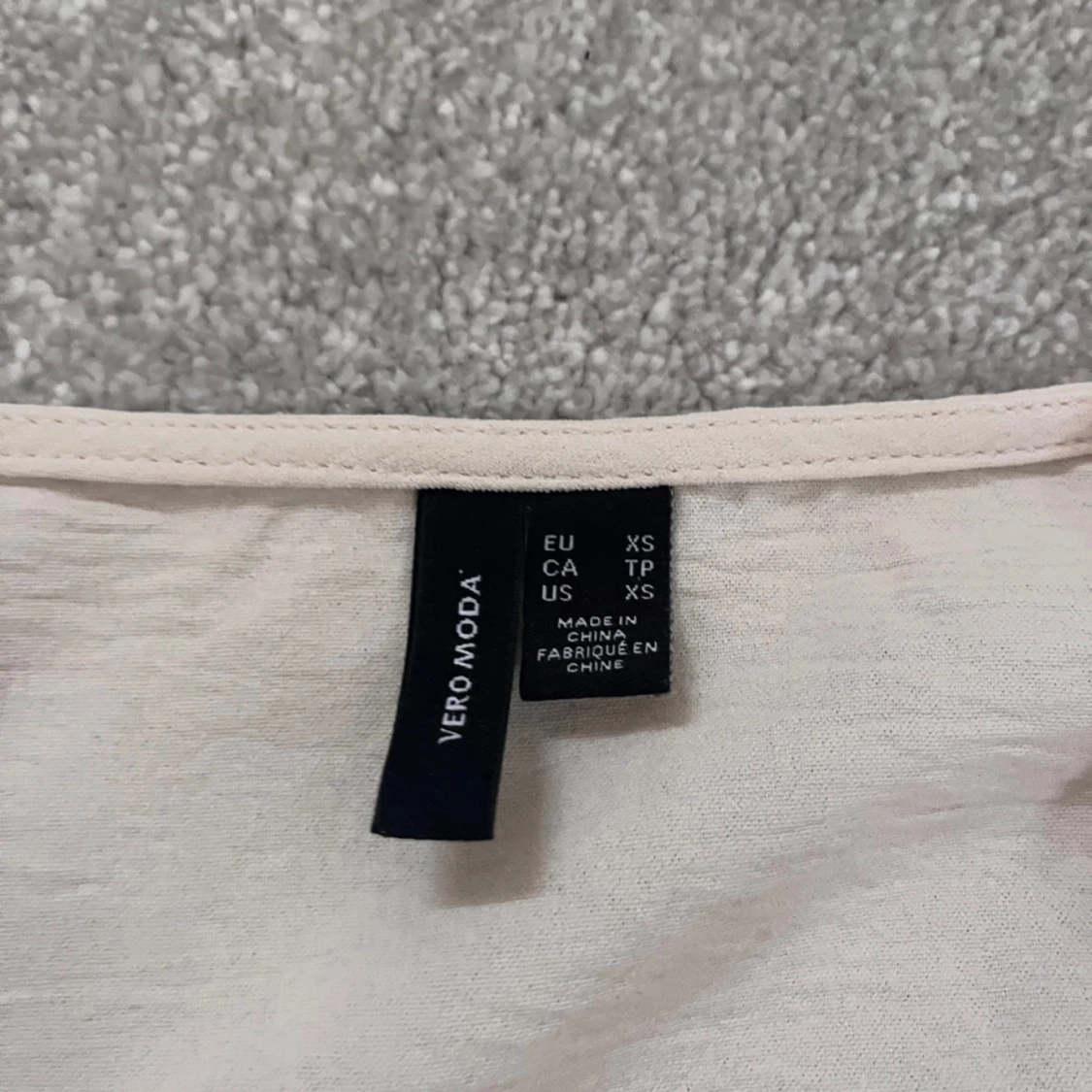 Beige volangblus från Vero Moda XS - 3