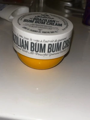 Sol de Janeiro Brazilian Bum Bum Cream - Använd ett par gånger, mindre än hälften kvar Den är berikad med guaranaextrakt och har en tropisk doft. Ny pris: 299