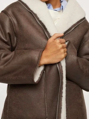 Brun pälsjacka med dragkedja - Säljer en brun vändbar pälsjacka från Mango med vit fuskpäls på insidan och kragen. Jackan har två stora fickor fram, rak passform och grov dragkedja. Perfekt för dig som vill ha en chill och varm look under hösten och vintern.