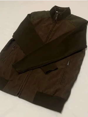 Unik cardigan jacka - Riktigt snygg mörkbrun cardigan i ullblandning som passar perfekt för dig som gillar en unik eller exklusiv stil. Unik men passar till väldigt mycket. Storlek 40, vilket motsvarar cirka M/L. Skriv vid minsta intresse, pris kan alltid diskuteras vid smidig affär😀