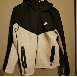 Nike Tech Hoodie - Använd vid enstaka tillfällen, inga defeketer. Skriv vid ytterligare frågor!