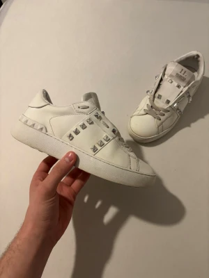 Valentino Rockstud/ Opens - vit/silver - Tjena! Säljer nu dessa valentino rockstud skorna .Skicket är 8/10, smutsiga men går att tvätta.Mycket kvar att ge. Medföljer allt OG, box, påse, kort osv. Vid frågor kontakta gärna