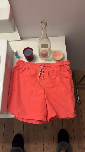 Korallrosa badshorts  - Sköna badshorts som jag aldrig använt då de är för små för mig. Riktigt häftig färg så man sticker ut på stranden.