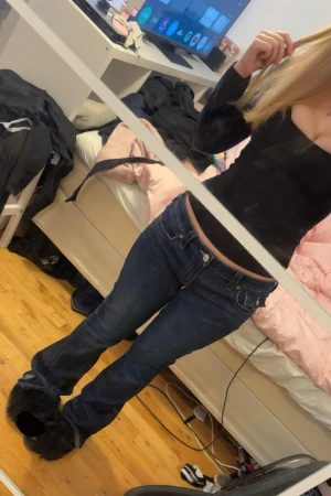 True Religion jeans - Säljer ett par mörkblå jeans från True Religion i modellen Joey, storlek 31. Jeansen har blivit slitna längst ner till benen, men annars inga defekter. Säljer då dom har blivit för stora för mig. Skriv om du har frågor 💕