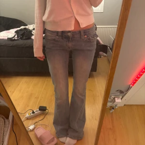 True religion jeans - Säljer ett par ljusblå jeans från True Religion med bootcut passform och låg midja. Rätt långa i benen, Storlek w27. Lite slitna längst ner. Nypris: 1299kr 