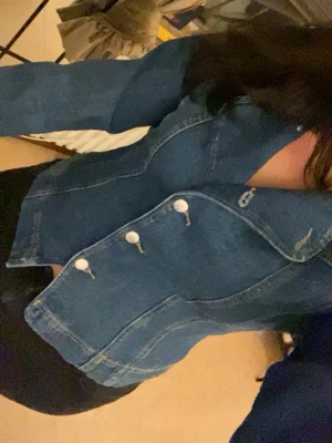 Blå jeanströja/jacka - Helt ny med prislapp! Säljs inte längre. Snygg blå jeanströja/jacka! Nypris 600