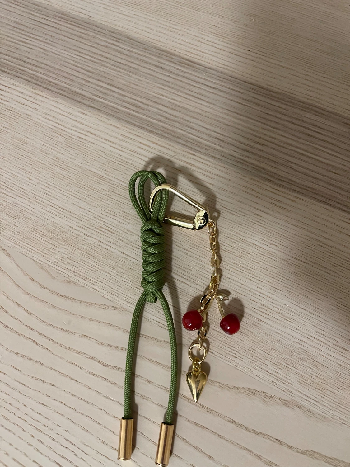 Vuitton Grön accessoar med körsbärsdetalj - 1