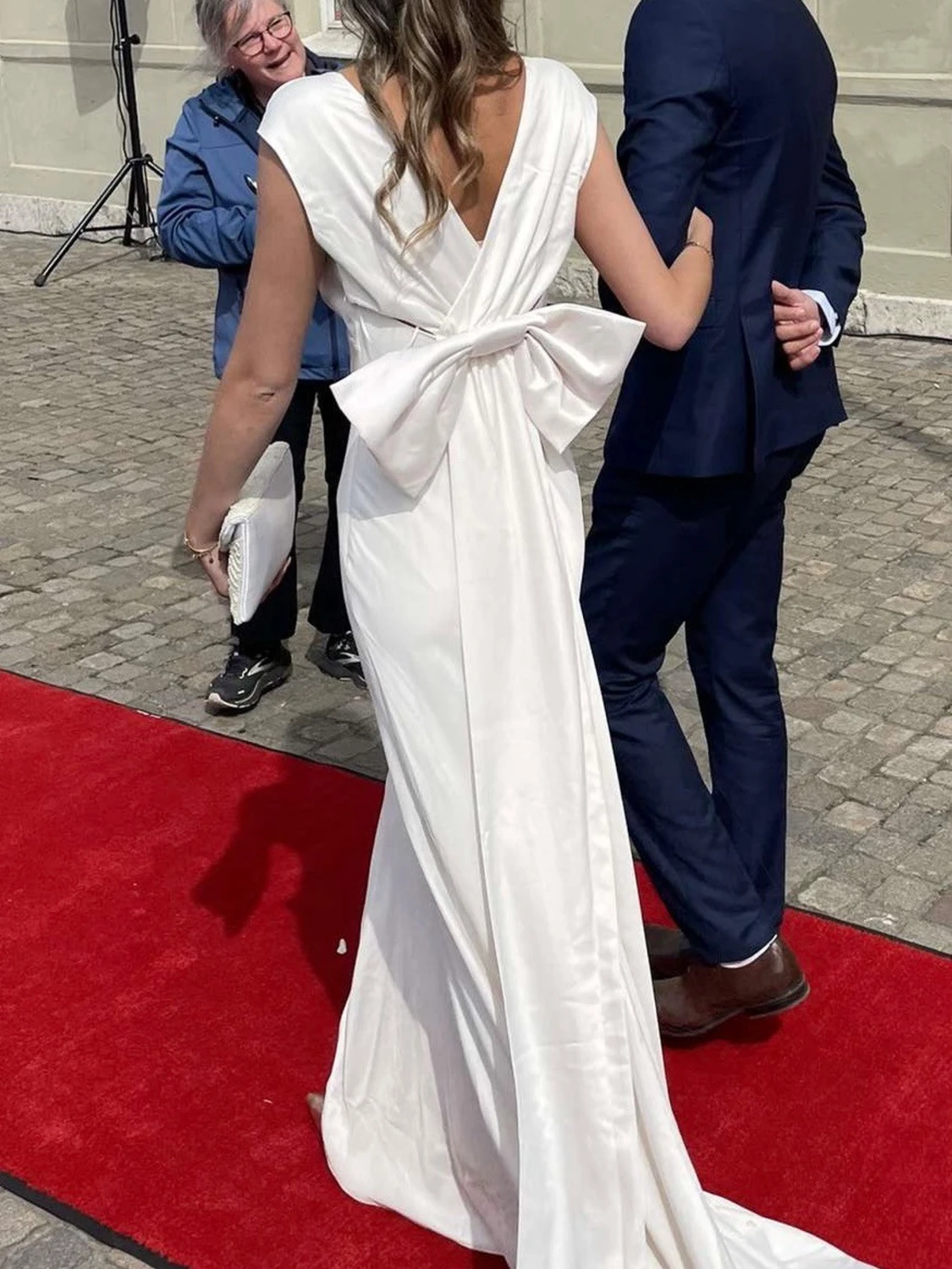 Cremevit balklänning med stor rosett