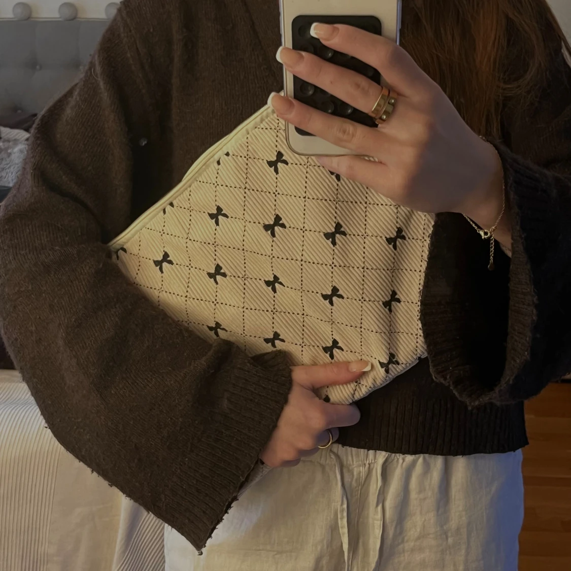 Beige  datorväska med svarta rosetter. - 2