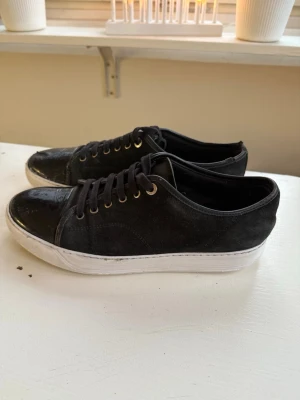 Lanvin - Hej! Säljer ett par riktigt schyssta lanvin skor i helt okej skick, toe boxen är skadad. Igen box medföljer. Hör av dig vid frågor
