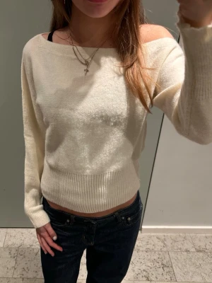 Offshoulder vit stickad tröja - Stickad asymmetrisk tröja , thight vid midjan🫰 använd en gång