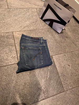 Dondup jeans  - Snygga blå jeans från Ritchie med skinny fit och klassisk femficksdesign. Jeansen har en lätt tvättad look och smal passform som sitter tajt längs benen. Materialet är jeans med tydliga sömmar och detaljer vid fickorna. Perfekt för dig som gillar en modern och stilren vibe.