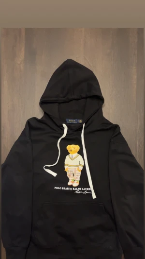Svart Polo bear hoodie ralphlauren - Svart polo bear hoodie av ralphlauren med vita snören. Den är storlek M men passar bra för S också. 