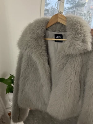 Grå pälsjacka från ZARA, storlek M - Säljer en fluffig och snygg grå pälsjacka från ZARA i storlek M. 