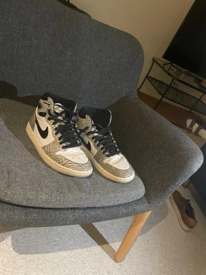 Nike Jordan 1 mid - Säljer en polares skor! Skorna är i storlek 42,5 och är väl omhändertagna så bra skick! Skorna kostade runt 1700 nypris och kan tänka mig ta bud! Hör av er🤗