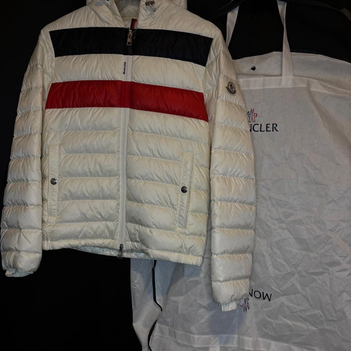 Vit Moncler pufferjacka med luva 