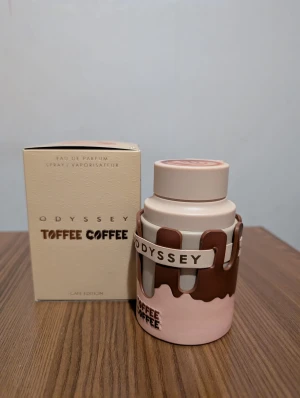 Odyssey Toffee Coffee parfym - Odyssey Toffee Coffee Café Edition är en Eau de Parfum med en unik design som sticker ut. Perfekt för dig som vill ha något annorlunda i din samling. Volym och ingredienser framgår ej på bilden.