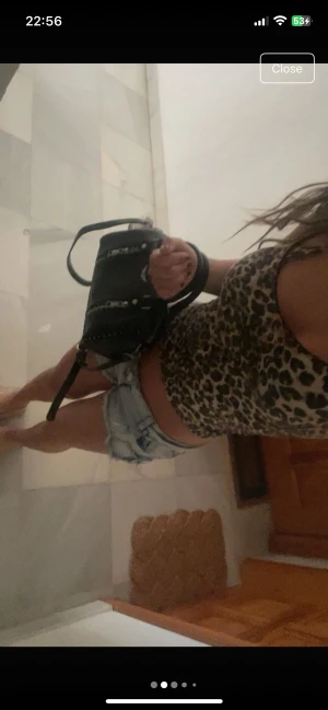 Zadig väska  - Zadig väska, inte äkta!! Skriv för fler bilder. Se defekt på en av bilderna men går enkelt att sy Cool svart handväska i skinn med två silvriga dragkedjor framtill och små nitar längs kanterna. Väskan har både handtag och axelrem, perfekt storlek för det viktigaste. Snygg metall-logga på framsidan och stilren, boxig form.