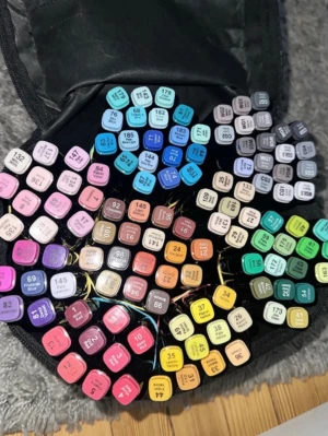 Twinmarkers/färgpennor/tushpennor + - Säljer 118 st twin markers, köpte på Vinted och alla funkar super bra! En smal sida och en tjock snedskuren sida😊säljer dessutom cozy corners målarboken tillsammans med pennorna. Har målat ca 6 bilder i målarboken. Har dessutom tre vita pennor, man kan måla ovanpå, skriv om ni är intresserade😊Färgprover och nummer syns på en av bilderna 💖