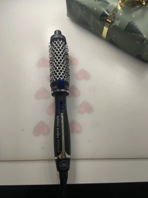 Björn Axén Tools värmeborste - Säljer en svart och silver värmeborste från Björn Axén Tools. Den är använd få gången mer fastnat värmeskydd som man ser på bilden men kmr rensas innan jag postar annars som mycket bra stick och fungerar som den ska . Perfekt för att styla och ge volym till håret.