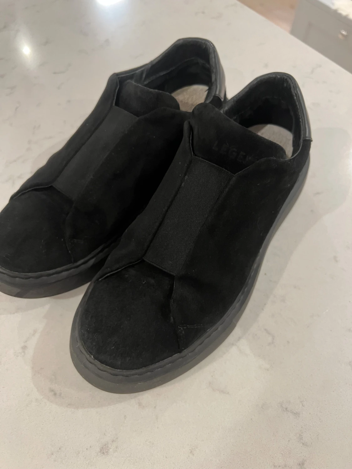 Svarta slip-on sneakers i mocka/ Legend Kane sneakers. - 4