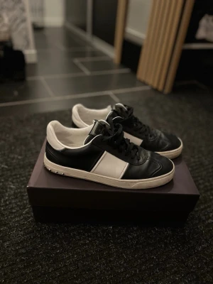 Valentino flycrews - Säljer ett par riktigt schyssta Valentino flycrews. Skicket på dem är väldigt fint jag har haft dem sen i maj och alla nitar finns kvar på båda skorna. Det finns lite skav ibak på båda skorna men inget man tänker på. Original kartong fås med. Storlek 42 skulle säga att storleken stämmer bra. Skorna är behandlade med ett skin vax så dem håller längre. Hör av dig vid mer frågor 
